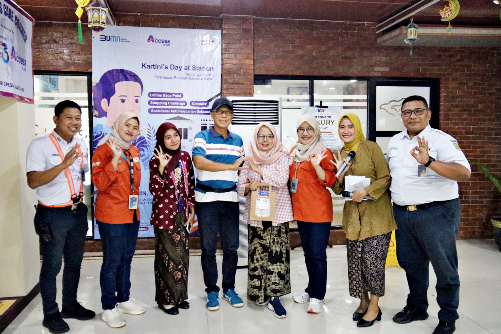 Hari Kartini, KAI Daop 3 Cirebon Gelar Lomba Baca Puisi dan Shopping At Station