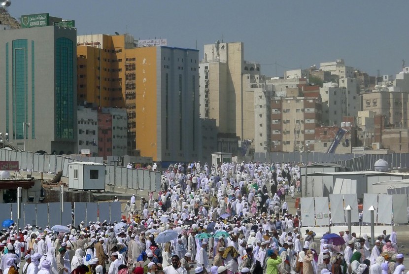 Musim Haji Umat Muslim dari Seluruh Dunia Datang ke Mekkah, Penduduk Mekkah-nya Malah Keluar Negeri, Kenapa?