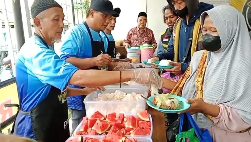 Warung Nasi Hamba Allah Cirebon Rayakan Milad Pertama dengan 300 Porsi Makan Gratis