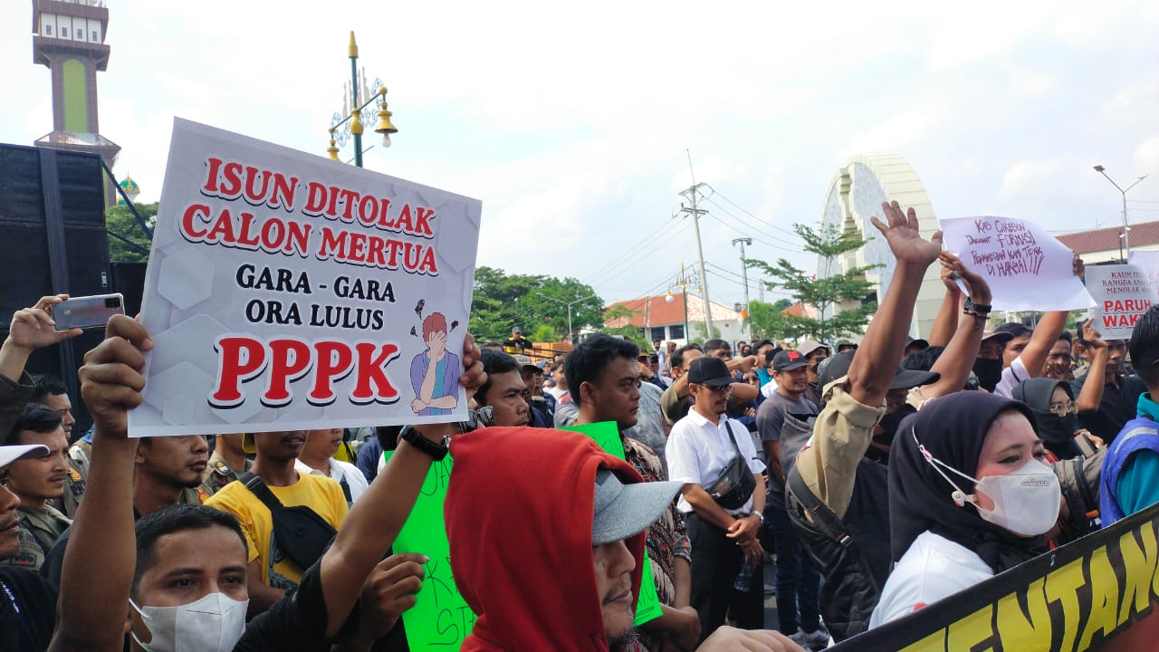 20 Tahun Mengabdi Karirnya Tak Pasti, 1.300 Honorer Pemkab Cirebon Minta Diangkat