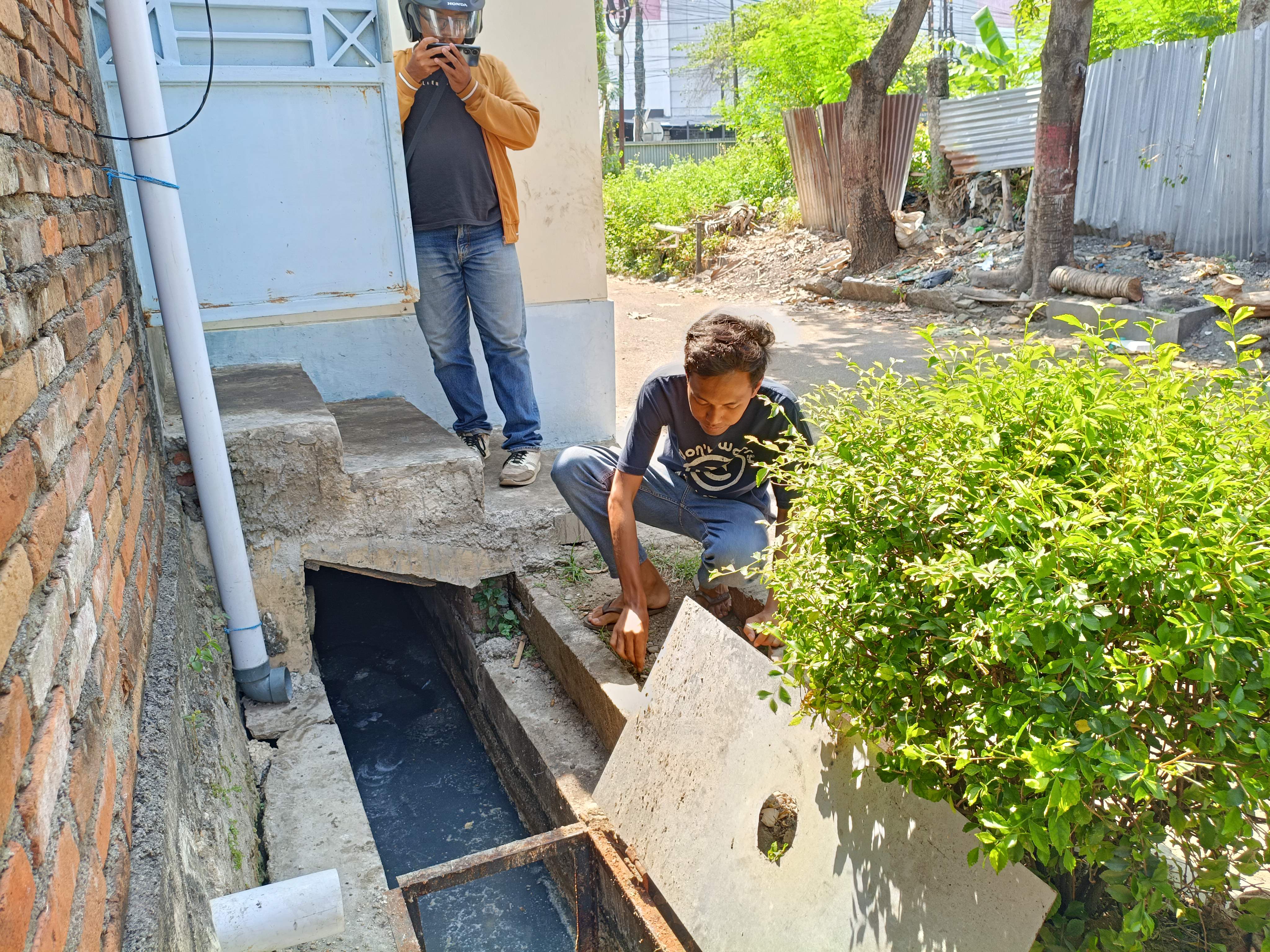 Warga RW 12 Karya Bhakti Keluhkan Drainase Menjadi Bau Limbah dari Dapur SPPG Harjamukti