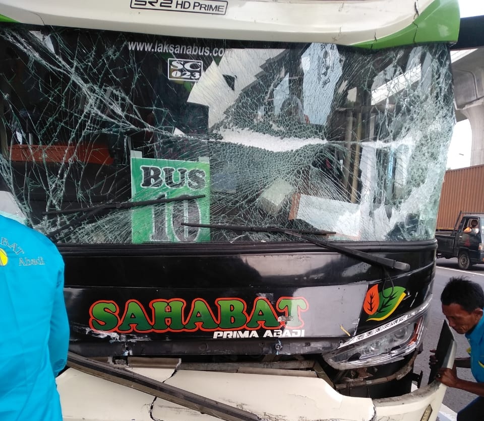 Bus Rombongan Haji asal Indramayu Tabrakan Beruntun di Tol Cikampek