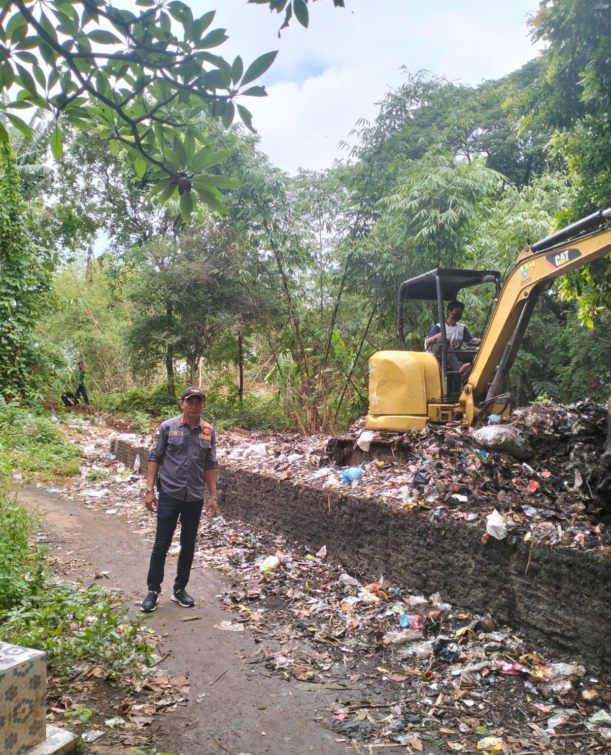Sinergi Kelurahan Harjamukti, DLH dan DPUTR Kota Cirebon Atasi Masalah Sampah di RW 08 Wanacala