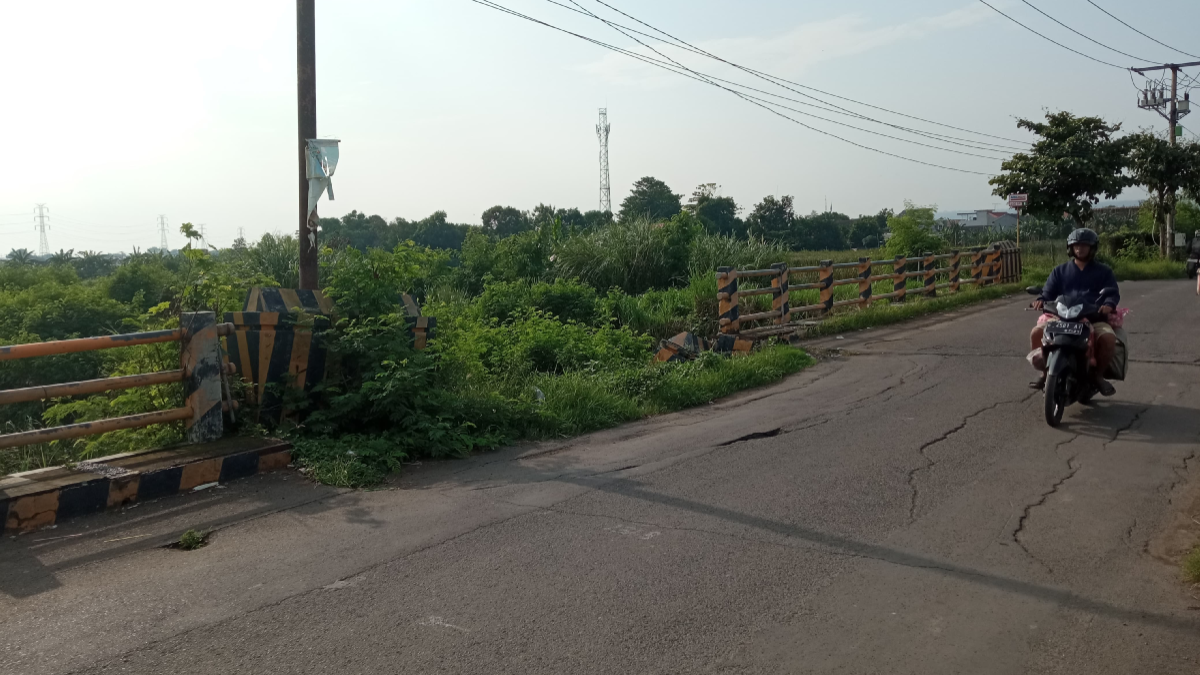 Jembatan Terusan Kali Cikalong Rusak Berat, Perangkat Kelurahan Larangan Sigap Melaporkannya