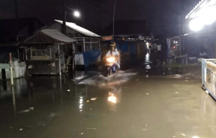 Fase Bulan Purnama Memicu Banjir Rob di Indramayu
