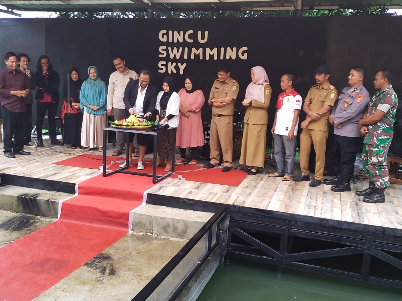 Kopi Gincu, Dilengkapi Gincu Swimming Sky dan Belajar Ngomong Inggris