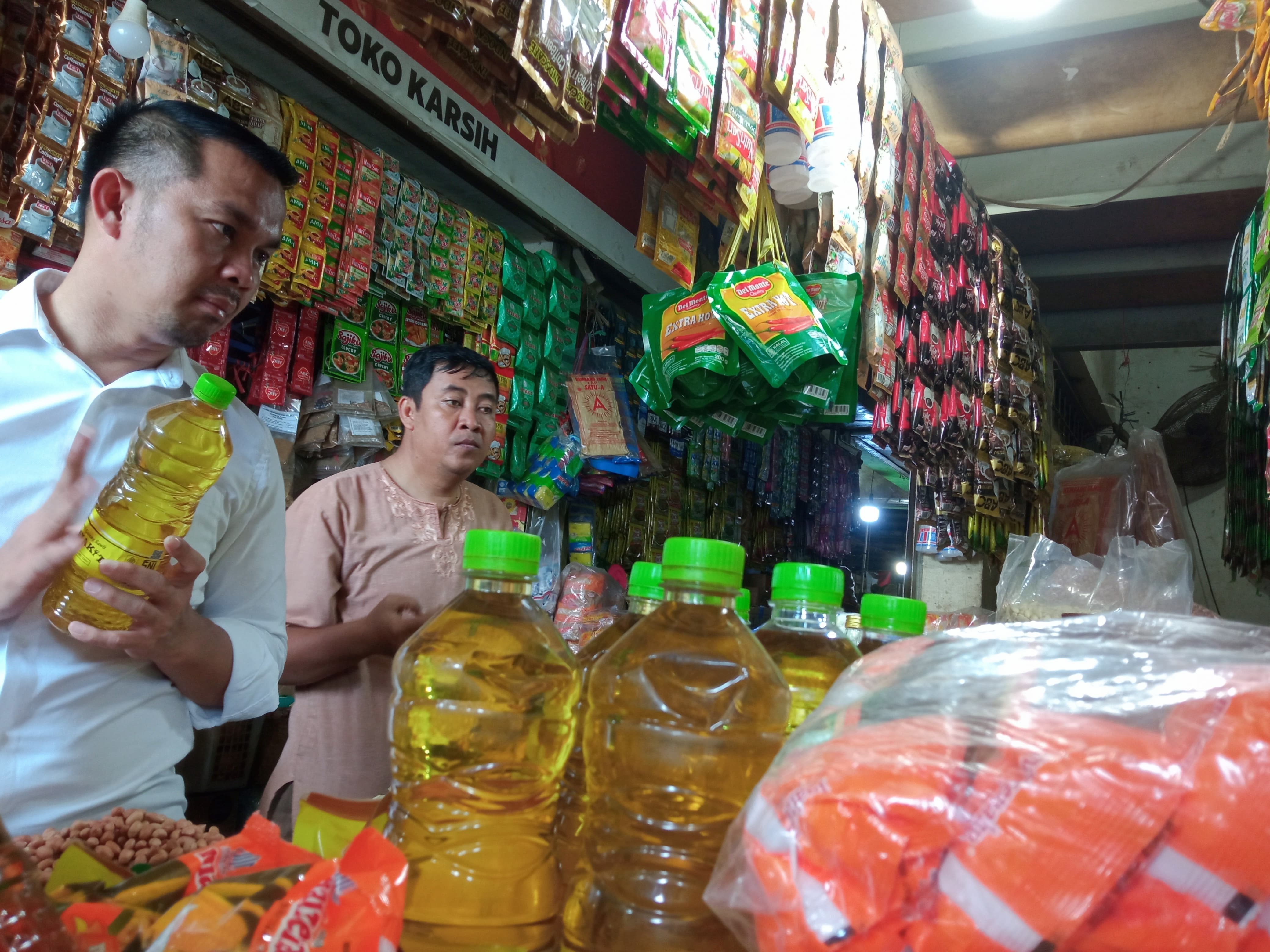 Minyak Goreng Kemasan Botol Langka di Pasar Pagi Cirebon