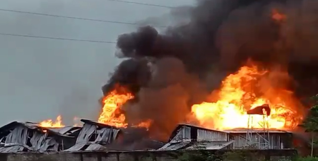 Hari Sudah Berganti, Kobaran Api di Pabrik Busa Arjawinangun Belum Bisa Dipadamkan 