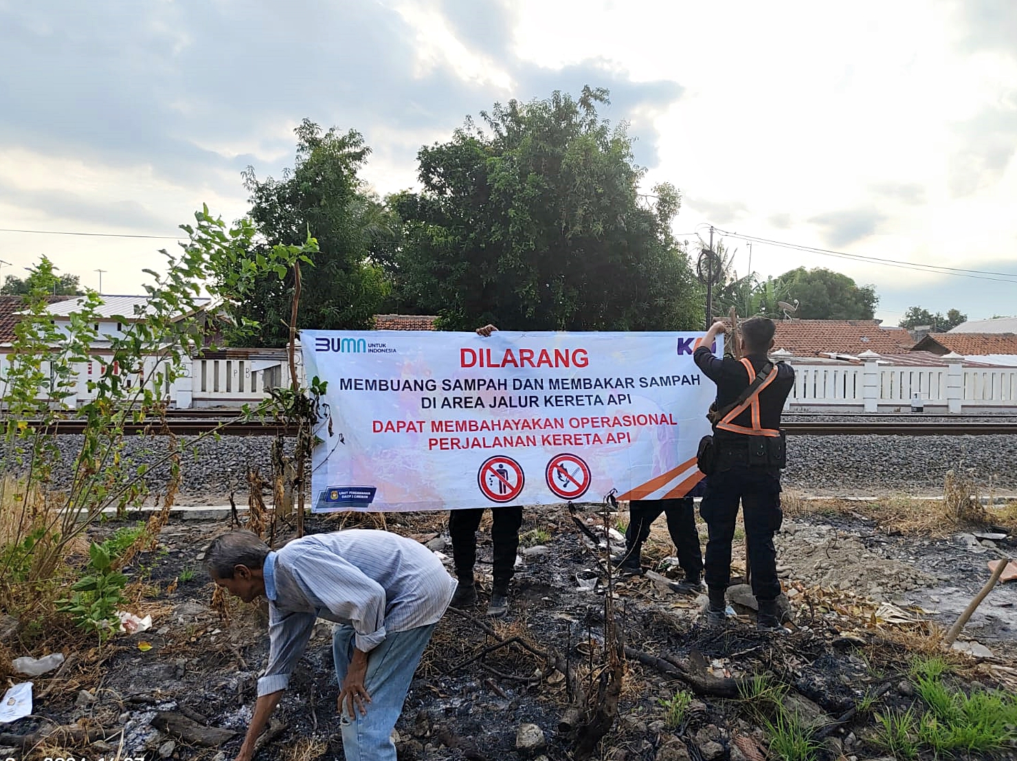 Bakar Sampah di Jalur KA Bisa Berujung Pidana