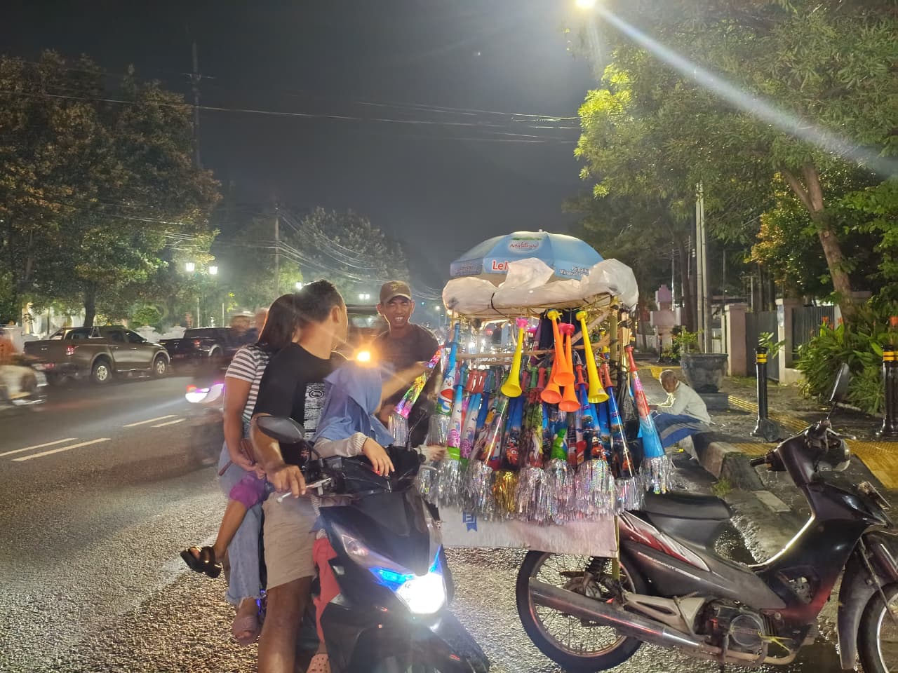 Larangan Petasan Tak Surutkan Warga Kota Cirebon Transaksi Jual Beli Terompet Petasan dan Kembang Api 