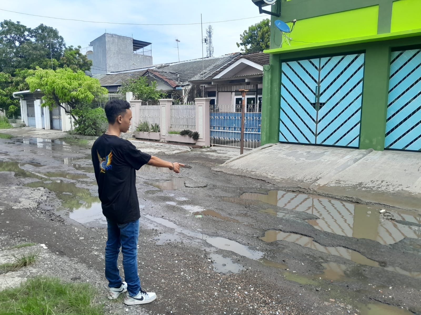 Lelah Menunggu, Warga Kecamatan Harjamukti Ultimatum Pemkot Cirebon: Jalan Rusaknya Akan Kami Tambal Sendiri!