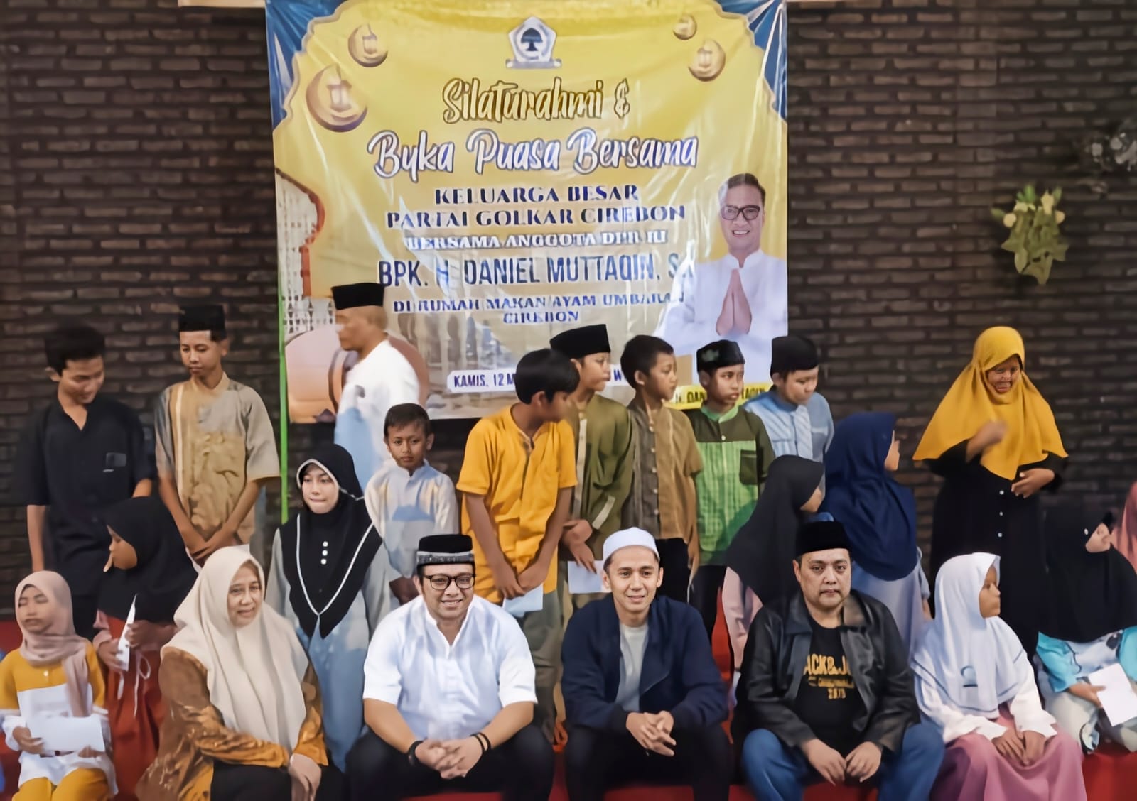 Daniel Muttaqien dan Golkar Santuni Puluhan Anak Yatim di Cirebon