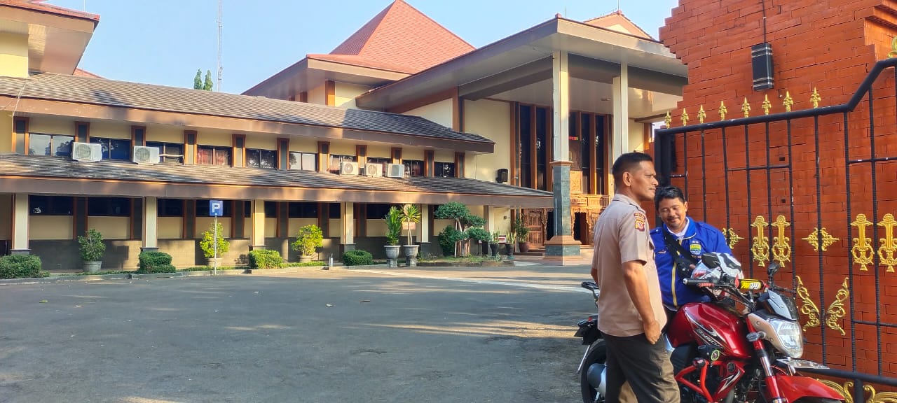 98 Tenaga Kerja  Kontrak di DPRD Kabupaten Cirebon Kecewa, Tak Ada Kesempatan Masuk PPPK