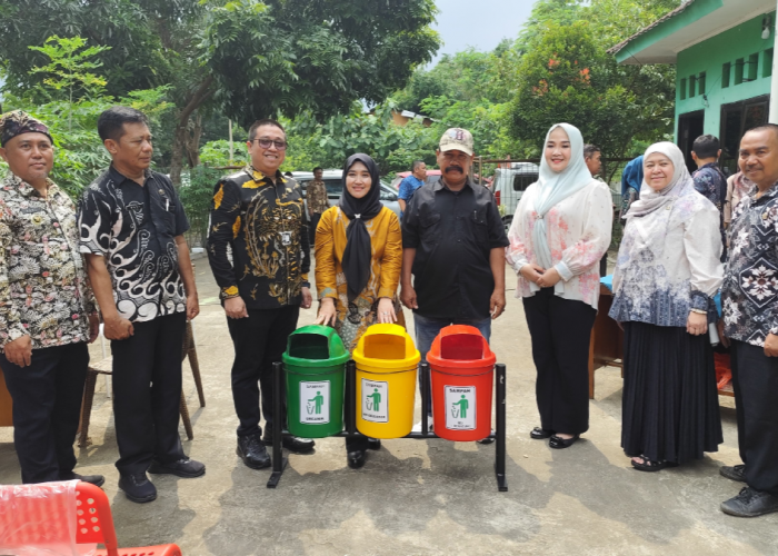 Dukung Program Hijau, Anggota DPRD Kota Cirebon Salurkan Tempat Sampah Terpilah ke 44 RW