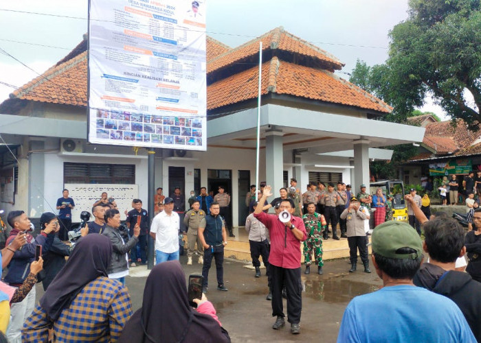 Warga Geruduk Kantor Balai Desa Wanasaba Kidul, Tuntut Kuwu Mundur