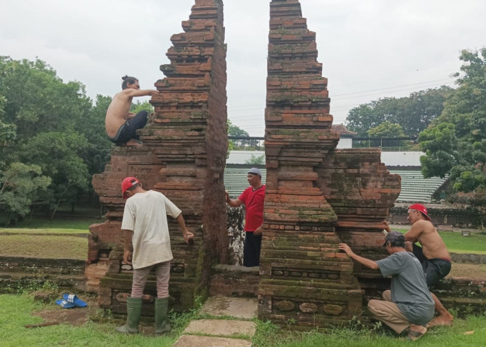 BPTAGS Cirebon Lakukan Pengecatan dan Pembersihan Goa Sunyaragi untuk Menyambut Liburan Lebaran