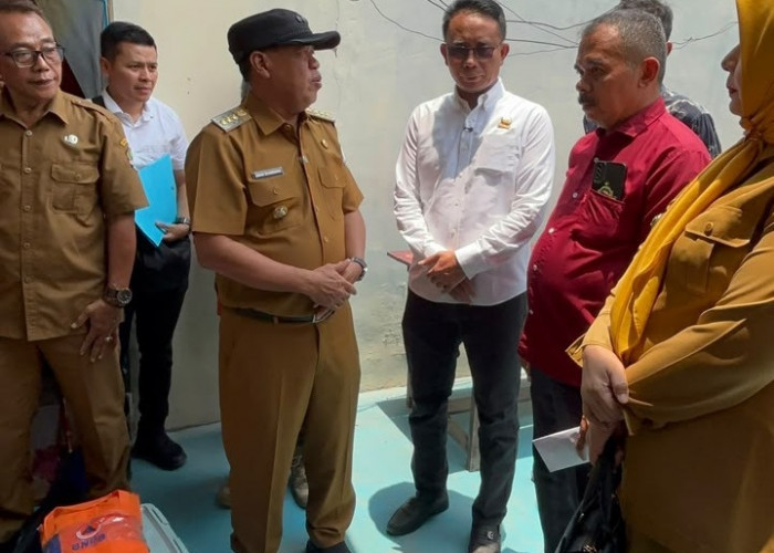 Rumah Rusak Disapu Puting Beliung, Warga Wanajaya Terima Bantuan Pemkab-Baznas
