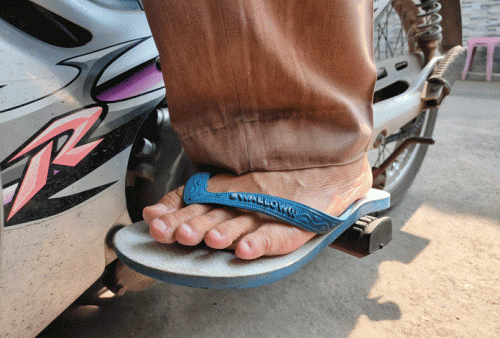 Sebatas Imbauan, Tak Ada Tilang Bagi Pemotor Pakai Sandal Jepit