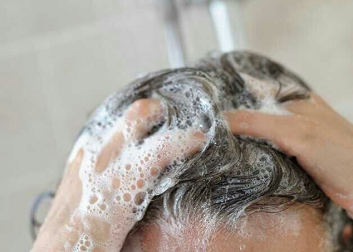 5 Kebiasaan Sepele yang Merusak Rambut & Tips Merawat Kesehatan Kulit Kepala untuk Memperbaikinya