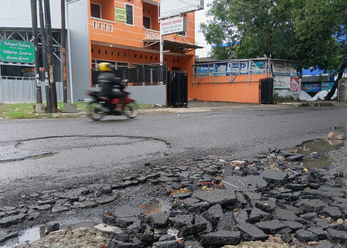 Aspal di Jalan Perjuangan Cirebon Mengelupas Akibat Curah Hujan Tinggi, Begini Komentar DPRD Kota Cirebon