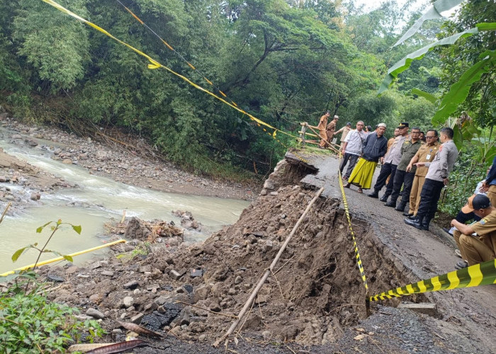 Akibat Jembatan Lebak Ngok Ambrol, Akses ke SD Terganggu dan Mobil SPPG Tak Bisa Masuk 