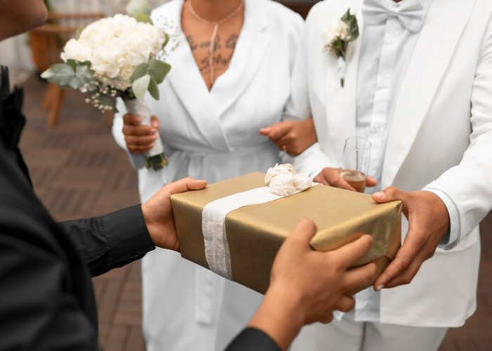 10 Ide Kado untuk Pernikahan Teman, Gak Usah Bingung Lagi!