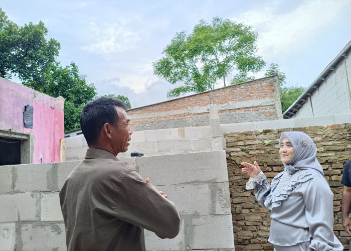 Wakil Wali Kota Cirebon Kunjungi Rumah Ambruk di Argasunya, Serahkan Bantuan Renovasi dari Dana Pribadi