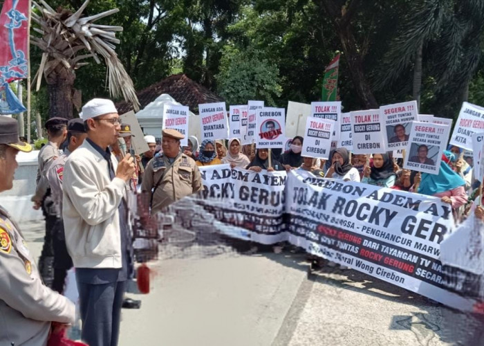 Emak-emak di Cirebon Minta Usut Rocky Gerung, Jangan Beri Kesempatan Tampil di Televisi