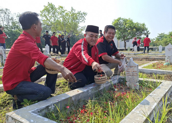 Peringati Bulan Bung Karno, PDI Perjuangan Kabupaten Cirebon Gelar Ziarah hingga Bedah Rumah
