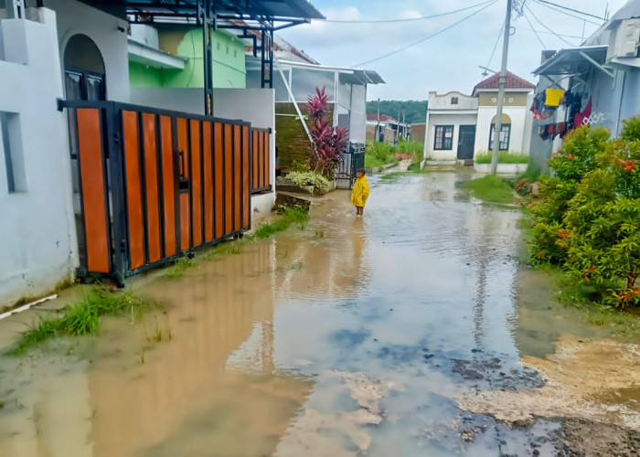 Warga Perum Kota Baru Keandra Keluhkan Kurangnya Penanganan Banjir dari Pengembang