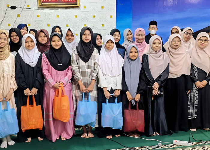 Ramadan Berbagi, Guru dan Siswa MTs PUI Kuningan Kompak Tebar Takjil dan Santuni Siswa Yatim