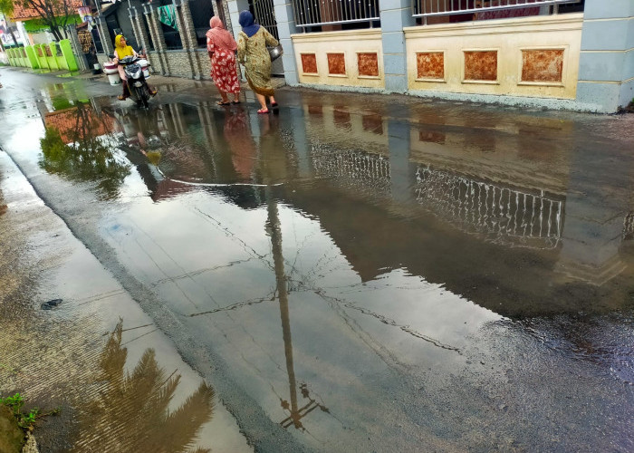 Hujan Tidak Lama, Jalan yang Baru Diaspal di Desa Ambulu Sudah Tergenang Air