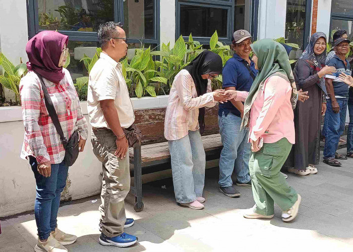 Kesulitan Bangun Kios, Wakil Walikota Fasilitasi Akses Pembiayaan untuk Pedagang Bunga di Dukuh Semar