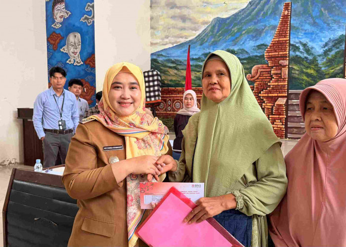 Penerima Bansos di Harjamukti Nambah 279 KPM, Wawali Pantau Langsung Penyerahan KKS