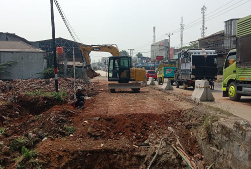 Sedang Diperbaiki, Ruas Jalan Cibarusah-Mekarmukti Tergenang Air Karena Pipa PDAM Bocor