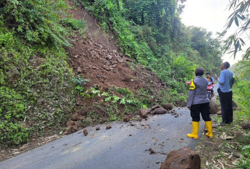 Hujan Deras, Jalan Penghubung Desa Cipedes Tertutup Longsor