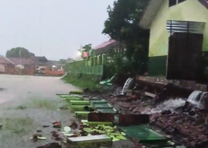 Tembok Pagar SMPN 2 Sumber Jebol Diterjang Banjir