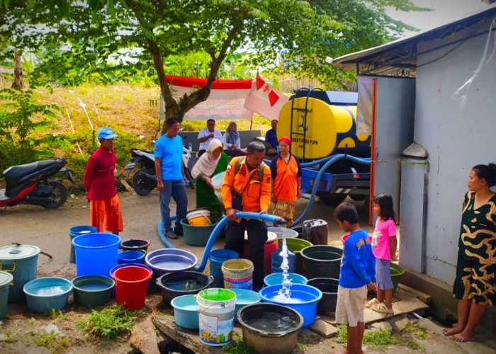 Sudah Satu Bulan Kekeringan, PDAM Kirim 4 Tangki Air Bersih ke Susukan 