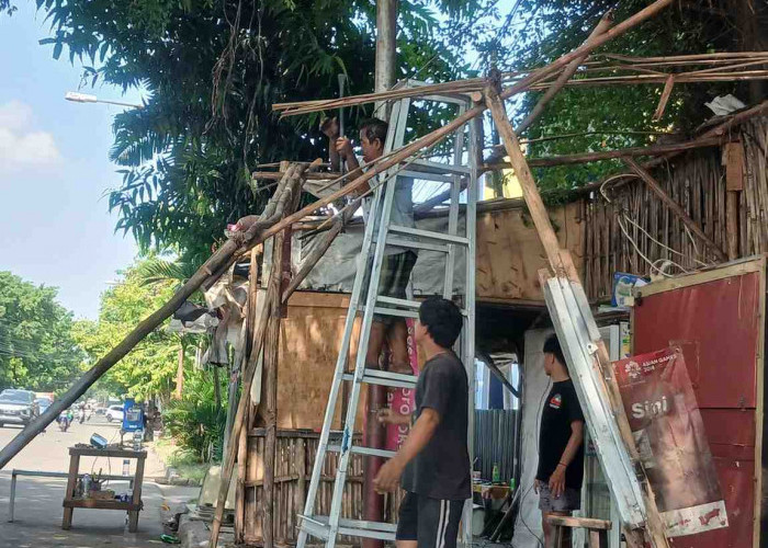 Didatangi Satpol PP Kota Cirebon, PKL di Jalan Yos Sudarso Bongkar Lapak Secara Mandiri
