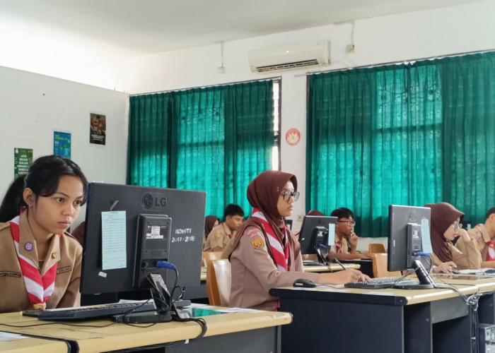 TKA SMA 2025 Dimulai, Ratusan Siswa di Kota Cirebon Ikuti Ujian Berbasis Komputer
