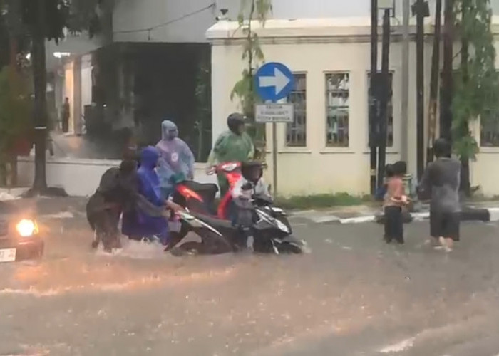 Intensitas Air Hujan Meningkat, Kota Cirebon Dikepung Banjir di Hari Natal 2025