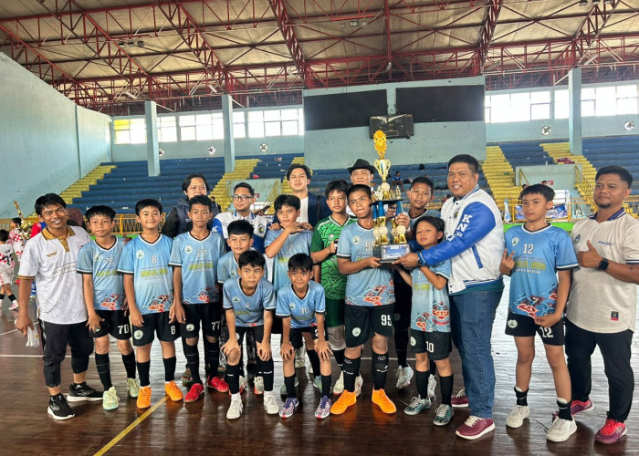 Sambut HUT RI Ke-81, KNPI Kesambi Gelar Turnamen Futsal SD di GOR Bima: SDIT Sabilul Huda Sabet Juara Pertama