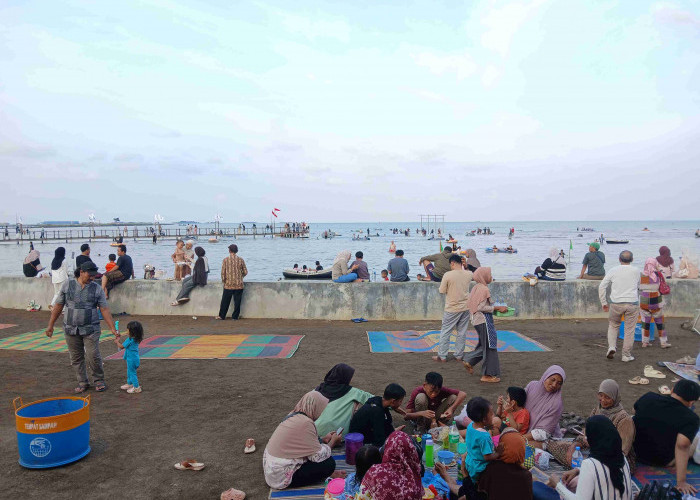 Sampai Pertengahan Liburan, Pantai Kejawanan Paling Banyak Diserbu Pengunjung