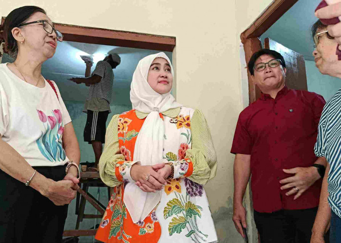 Siti Farida Beri Bantuan Meubelair Rumah Warga yang Direnov Polres Ciko