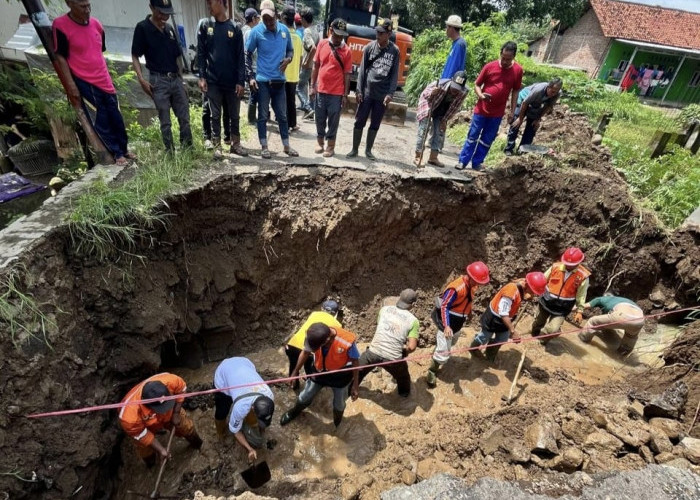 Terputus Akibat Banjir, Jalan Sidamulya-Munjul Langsung Diperbaiki