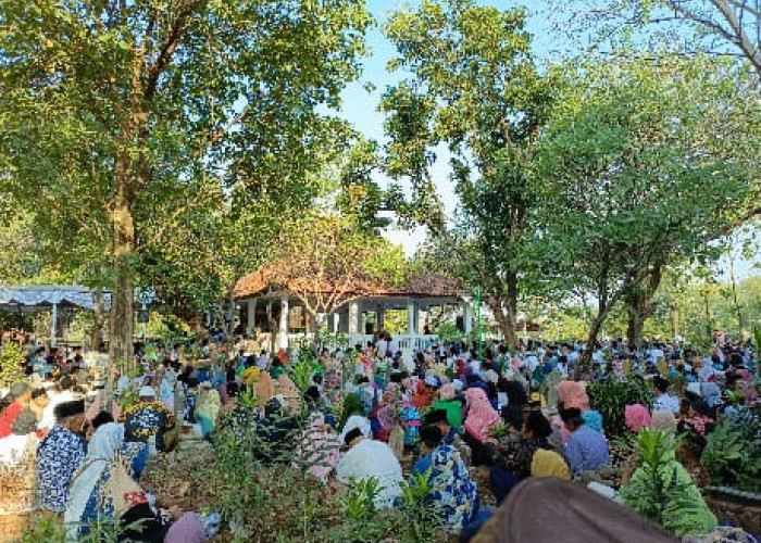 Puncak Haul Buntet Diakhiri Ziarah Kubro ke Pendiri Pesantren