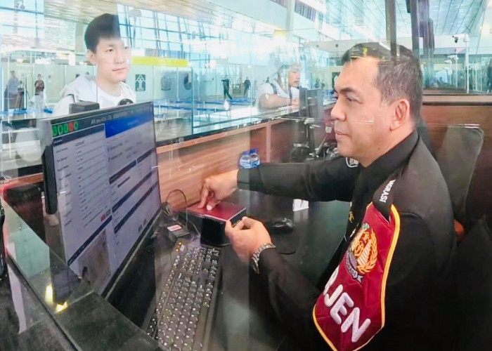 Pantau Langsung ke Lapangan, Dirjen Imigrasi Silmy Karim turut Menjaga Konter di Bandara Soetta