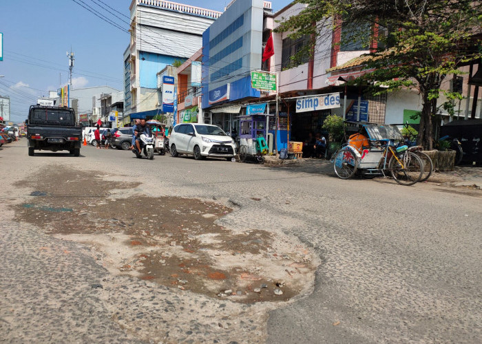 Lubang Depan Pasar Jagasatru Makan Korban Jiwa, Kini Diurug Seadanya