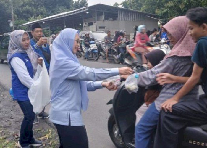 Semangat Berbagi, Demokrat Kabupaten Cirebon Tebar Ratusan Takjil di Bulan Ramadan