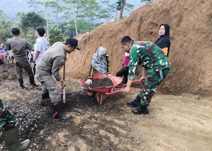 Koramil Ciniru Bangun Jalan Pasca Longsor di Desa Pinara